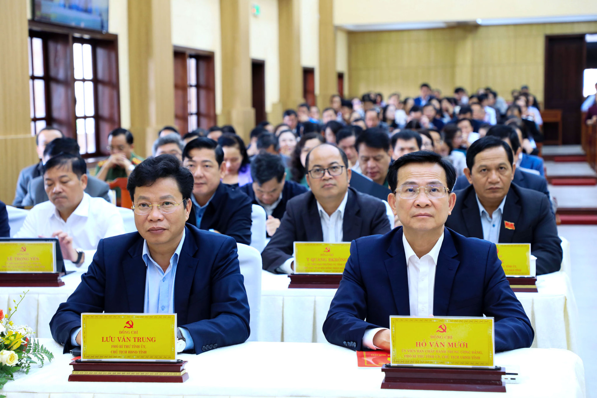 Đồng chí Hồ Văn Mười và đồng chí Lưu Văn Trung dự hội nghị
