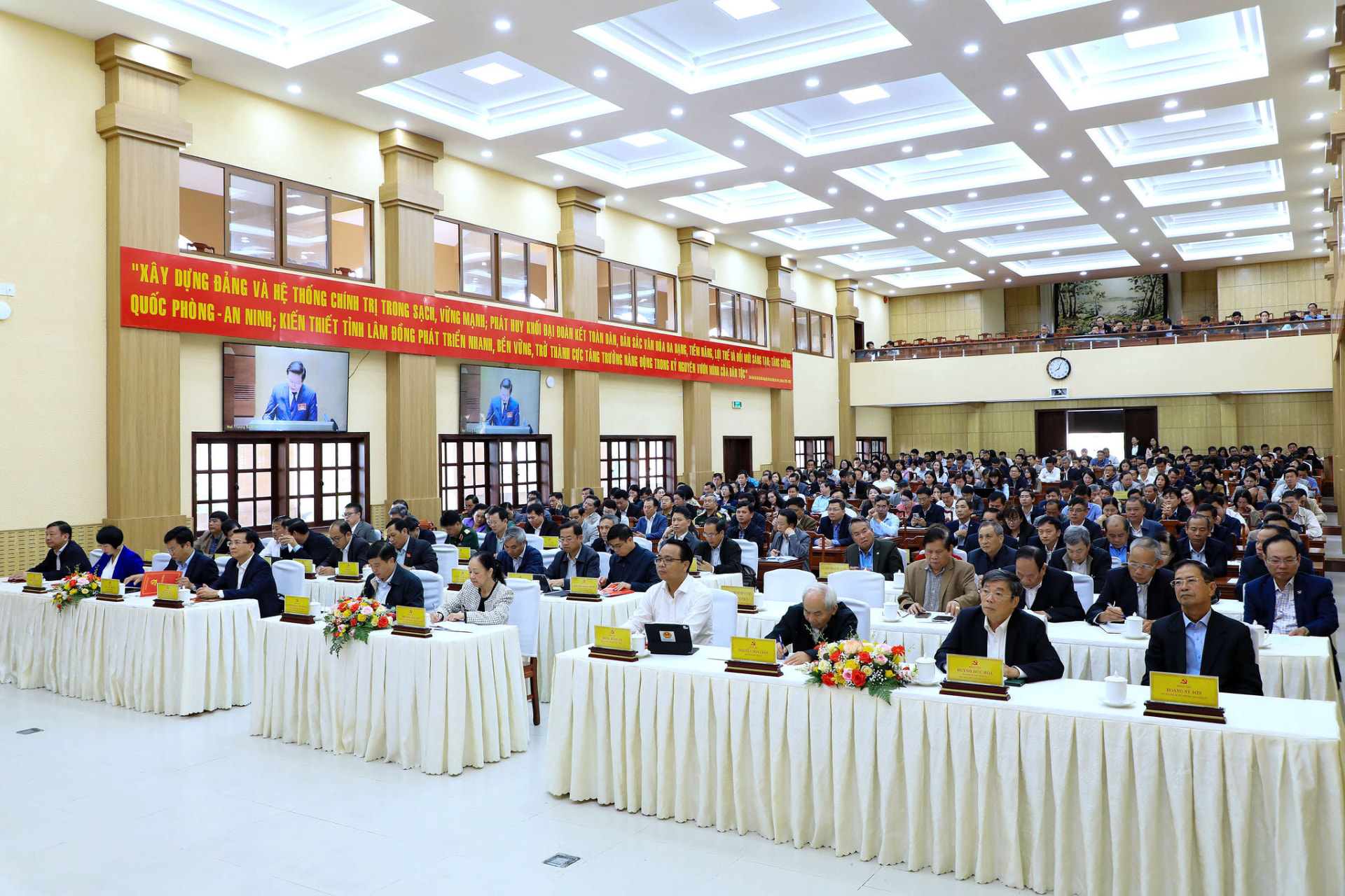 Cán bộ, đảng viên tỉnh Lâm Đồng dự hội nghị tại Hội trường Tỉnh ủy Lâm Đồng